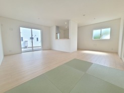 2号棟 広々とした空間に、温かみのある自然光が心地よく広がる住まい