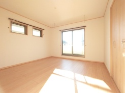 住宅街の２階南向きのお部屋、日当たりはご覧のとおり良好です。
