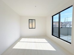 2号棟 南向きの大きな窓から、たっぷりの陽射しが射し込みますね。
