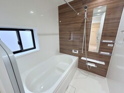 2号棟 広々１坪タイプのゆったり浴室ユニット。防カビ・抗菌素材なのもうれしい。
