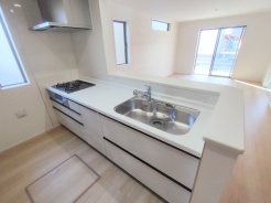 カウンターからはリビングが広く見渡せ、ご家族とのコミュニケーションも弾みます。
