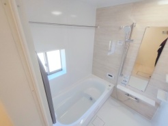 広々１坪タイプのゆったり浴室ユニットは半身浴もゆっくり楽しめるベンチバス仕様。防カビ・抗菌素材なのもうれしい。
