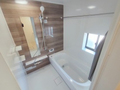 一日の疲れを癒す浴室は、広々１坪以上。ベンチバス仕様で、小さなお子様やお年寄りにも安心。

