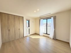 広々バルコニーから、たっぷり太陽の恵みが得られます。
