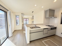 リビングで遊ぶお子様を見守りながらお料理ができる、対面キッチン。
