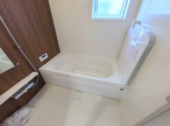 広々１坪タイプのゆったり浴室ユニット。防カビ・抗菌素材なのもうれしい。
