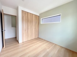 ベースカラーと異なった配色の壁紙を使用。ちょっとお部屋の雰囲気が変わります。
