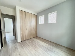 ベースカラーと異なった配色の壁紙を使用。ちょっとお部屋の雰囲気が変わります。
