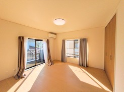 住宅街の２階南向きのお部屋、日当たりはご覧のとおり良好です。
