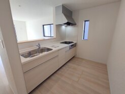 料理をしながらでも、ご家族との会話を楽しめる対面キッチン。
