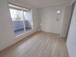 今からここを誰のお部屋にしようか、そんな洋室。大きさは６帖です。
