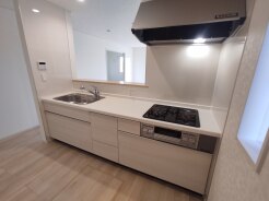 キッチンにも清潔感を追求。白亜の台所でお料理を存分に楽しんでください。
