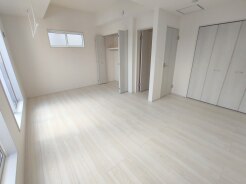将来は間仕切りで。洋間二部屋分に対応可能な洋室。
