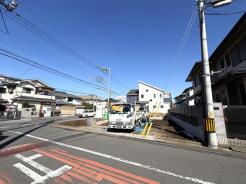 前面６ｍ道路に面した住まいなので、駐車も楽々〇
