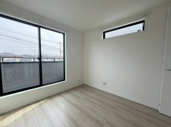 A号棟 子供部屋には丁度良い洋室。サイズは５.２５帖。
