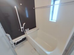 広々1坪タイプのゆったり浴室ユニット。防カビ・抗菌素材なのもうれしい。