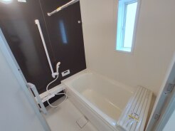 広々1坪タイプのゆったり浴室ユニット。防カビ・抗菌素材なのもうれしい。