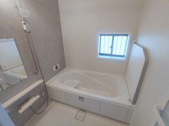 広々1坪タイプのゆったり浴室ユニット。防カビ・抗菌素材なのもうれしい。