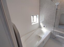 一日の疲れを癒す浴室は、広々1坪以上。
