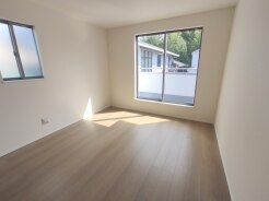 住宅街の2階南向きのお部屋、日当たりはご覧のとおり良好です。