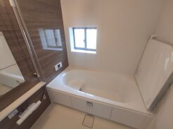 一日の疲れを癒す浴室は、広々1坪以上。
