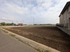 車通りの少ない閑静な住宅地、のびのびした子育てに適します。
