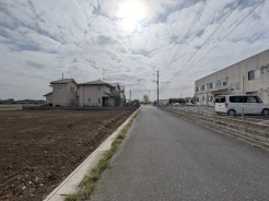 住民の方が主に利用する交通量少なめの道路に面してます。
