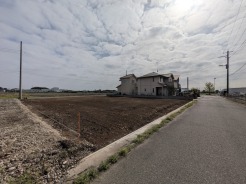 駐車が苦手な方にも嬉しい、前面６ｍ道路に面した住まい。
