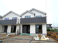 ウェブや資料からでは得られないヒントがたくさん見つかる完成間際の物件です。
