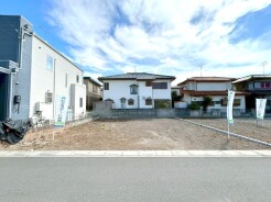 A号地 前面道路は歩道も整備され、小さなお子様にも安心です。
