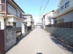 幅員こそやや狭くても、その分交通量が少なくて安心。
