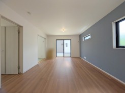 日当たりのいいリビングは心地よく、落ち着いて暮らせます。
