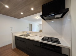 料理をしながらでも、ご家族との会話を楽しめる対面キッチン。
