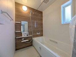 一日の疲れを癒す浴室は、広々１坪以上。
