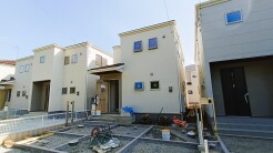5号棟 清潔感のある外観が街並みに溶け込み、心地よい住環境の広がりを感じさせる整った佇まいです。