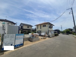 静かな住宅街に位置する、新しい暮らしの始まりを感じさせるすっきりとした区画です。