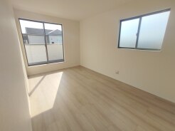 新築の木の匂いのする室内。写真では伝わらないので、ぜひ現地でお確かめください。
