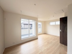 将来的には間仕切りして2部屋に変更可能な洋間。成長に合わせた間取り変更が可能なタイプ。