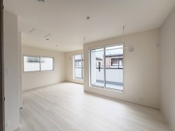 将来的には間仕切りして2部屋に変更可能な洋間。成長に合わせた間取り変更が可能なタイプ。