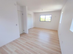 将来的には間仕切りして２部屋に変更可能な洋間。成長に合わせた間取り変更が可能なタイプ。
