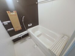 広々１坪タイプのゆったり浴室ユニット。防カビ・抗菌素材なのもうれしい。

