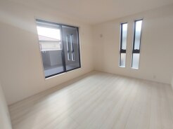 1号棟 バルコニーからはたっぷりと太陽の光が舞い込みます。