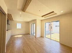 天井高を高くするための一工夫、折り上げ天井。開放感に包まれます。
