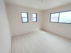 住宅街の２階南向きのお部屋、日当たりはご覧のとおり良好です。
