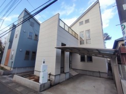 閑静な住宅地で、小さなお子様がいるご家族にも安心。
