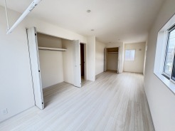 将来的には間仕切りして2部屋に変更可能な洋間。成長に合わせた間取り変更が可能なタイプ。