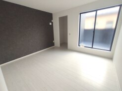 ベースカラーと異なった配色の壁紙を使用。ちょっとお部屋の雰囲気が変わります。