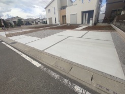 並列3台駐車可能な、ゆとりのカースペースがここに。
