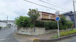 前面道路は歩道も整備され、小さなお子様にも安心です。