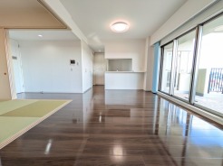 深みのある色合いの床面が広がり、落ち着いた心地よさを感じる空間が広がります。